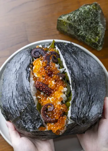 徳島県 西日本で話題の「道の駅くるくる なると」内に おにぎりとみそ汁の専門店 「窯炊き うまいんじょおにぎりとみそ汁」が3月3日オープン！ 