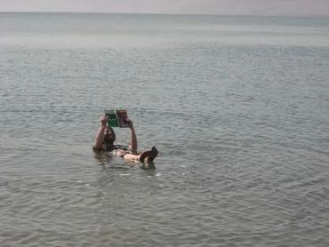 【コロコロパッカーのヨルダン冒険記？】死海浮遊、ヒッチハイク、そして世界一周への旅立ち！ヨルダン旅行記：バックパッカーからコロコロパッカーへの転換