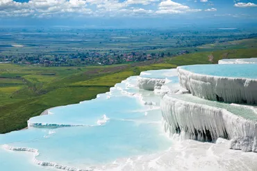 真っ白な石灰棚と青く流れる水の絶景!!トルコの世界遺産「パムッカレ」