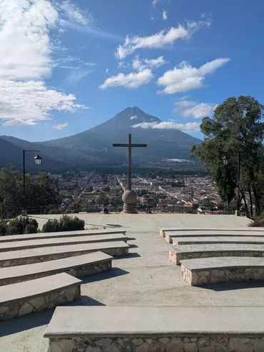 グアテマラ・アンティグアで学ぶスペイン語留学：費用、学校選び、街の魅力とは？アンティグア、スペイン語留学への第一歩：学校選びと費用の実態