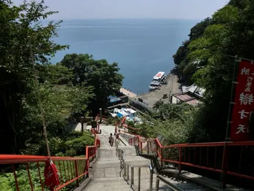 竹生島への旅：パワースポットとアクセス方法について(？)琵琶湖に浮かぶ神秘の島、竹生島の魅力