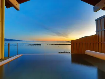 南熱海・網代】100％源泉かけ流し◇空に浮かぶ貸切露天風呂「潮彩」45分間～オーシャンフロントのインフィニティ露天風呂～《網代駅より徒歩5分・熱海 駅より車20分》☆じゃらん限定プラン☆/熱海温泉 湯の宿平鶴 