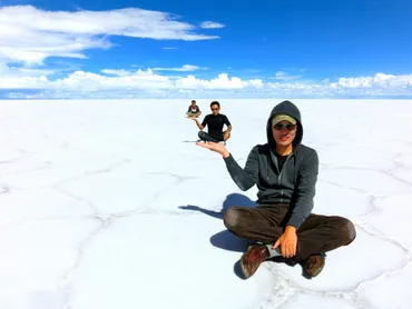トリック写真】ウユニ塩湖で撮りたいトリック写真、真っ白い大地編 