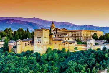 ため息の出るような美しさ。スペイン「アルハンブラ宮殿」でイスラム建築の造形美に触れる旅。
