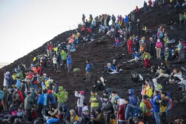 山梨県、富士山吉田ルートにゲート新設―2000円の通行料と登山規制で弾丸登山と混雑を抑制