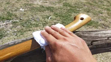 ナイフの柄など木製品はケアが必須！油を使ったメンテナンスの方法を解説 