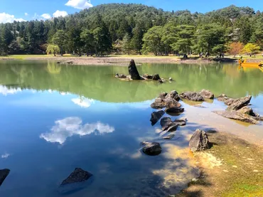 毛越寺庭園 ― 浄土式庭園の代表作…岩手県平泉町の庭園。 