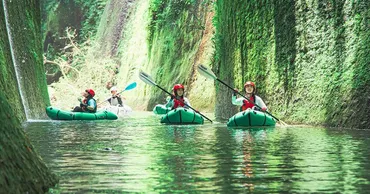 大分おすすめショップ情報】超希少！秘境・由布川峡谷を冒険するパックラフトツアーを開催「一般社団法人ユフイズム」 