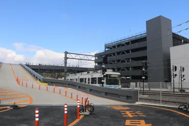 宮島口の立体駐車場3月1日開業 踏切待ちの渋滞回避、スロープで3階へ 