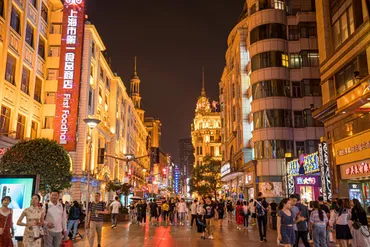 上海旅行はどんな場所？魅力や撮影スポット、写真撮影のテクニックについて紹介！(？)上海の多様な表情：夜景、写真撮影、映像文化、そして未来