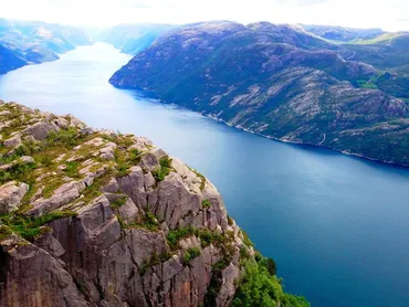 感動200％！ノルウェー「リーセフィヨルド」の絶景を山頂から眺める 