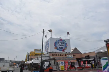 那珂湊の魅力：新鮮な魚介と活気あふれる市場を満喫！日帰り旅行におすすめ？那珂湊おさかな市場の楽しみ方：新鮮な海鮮丼、岩牡蠣、周辺観光情報も