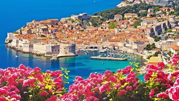 アドリア海の真珠ドブロヴニクを巡る旅：世界遺産の魅力を徹底解説！クロアチアの古都ドブロヴニク：城壁、歴史、そして猫との出会い