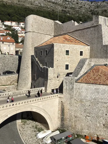 ドゥブロヴニク旧市街観光スポット: レヴェリン要塞 Du