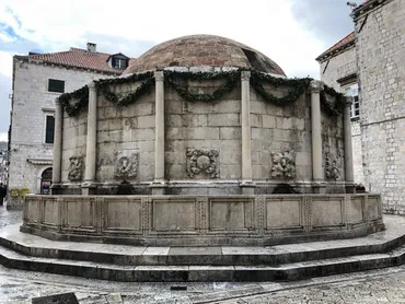 ドゥブロヴニク】16面の顔から水が出てくる「オノフリオの大噴水」 