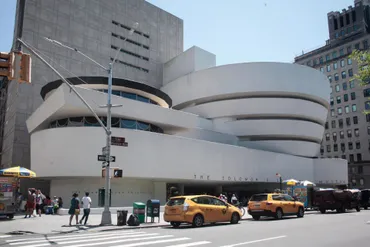 フランク・ロイド・ライトによる「ソロモン・R・グッゲンハイム美術館」で体験する空間とアート 