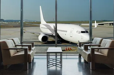 プラチナカードの空港ラウンジ特典は同伴者も利用可能？サービスの内容を詳しく解説【クレジットカードのことならCredictionary】