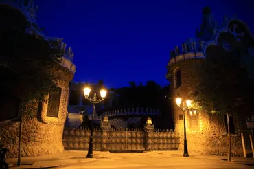 グエル公園」ガウディ建築！グエル伯爵と夢見たイギリス風庭園住宅 